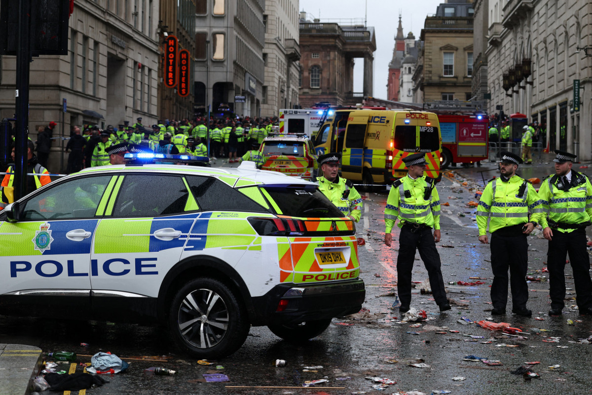 Um carro atropelou vários pedestres nesta segunda-feira (26) em Liverpool/Darren Staples / AFP