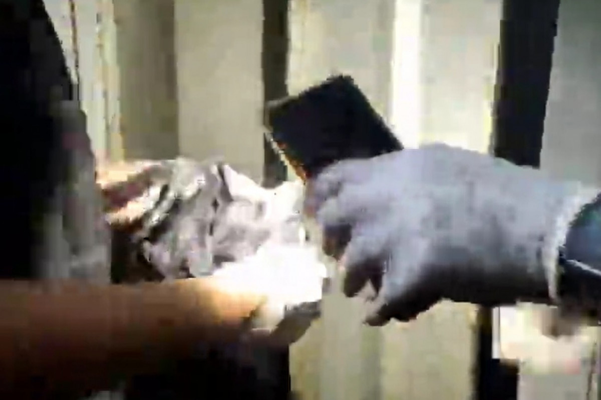 Momento em que droga é encontrada em armário.