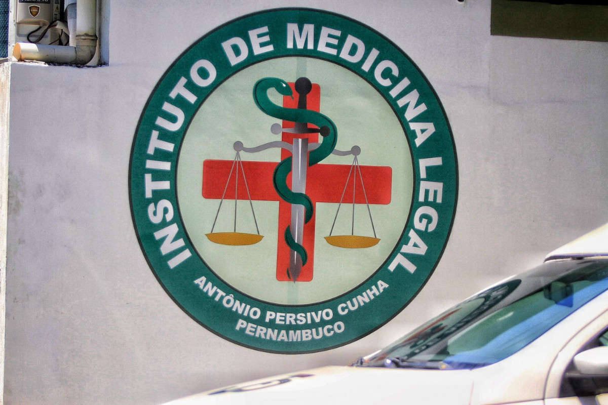 O corpo da vítima foi levado para o IML/Foto: Romulo Chico/Arquivo DP