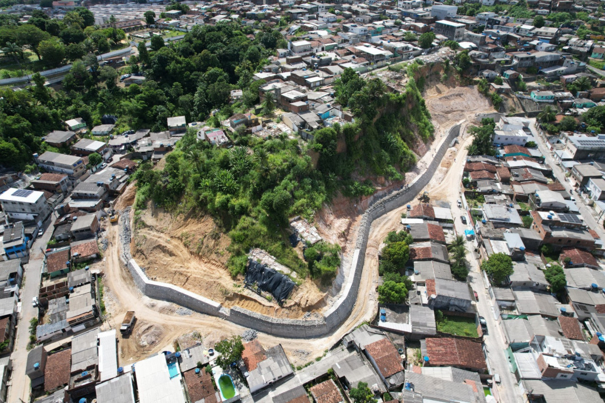 As ações envolvem remoção vegetal, terraplenagem, construção de muros de contenção e instalação de sistemas de drenagem, com o objetivo de reduzir significativamente os riscos de deslizamentos
