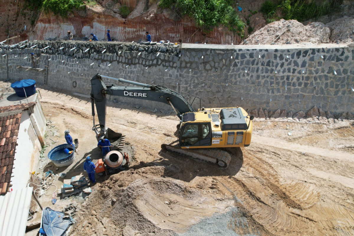  O Governo do Estado informou que está investindo, através da Secretaria de Desenvolvimento Urbano e Habitação (Seduh), R$ 53 milhões em uma obra de contenção de encostas em Jardim Monte Verde