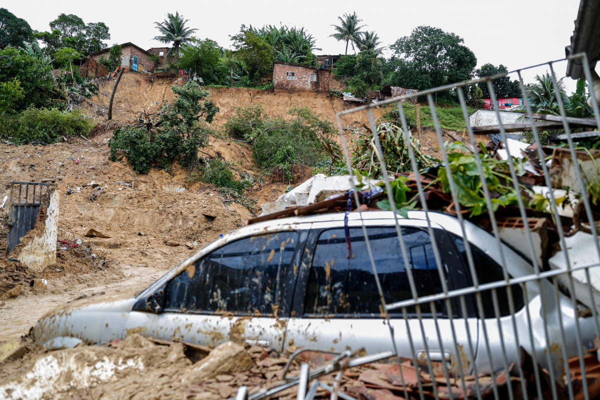 TrÃ?Âªs anos apÃ?Â³s a catÃ?Â¡strofe, moradores realizam ato de homenagem Ã?Â s vÃ?Â­timas
