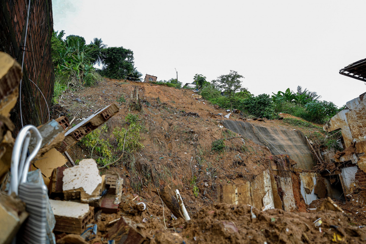 Mais de 40 pessoas morreram em deslizamentos de terra, em 28 de maio de 2022