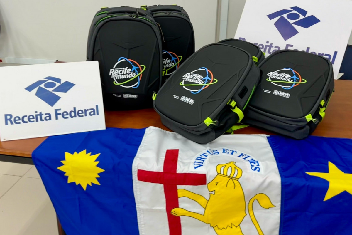 Receita Federal doa mochilas e smartphones a estudantes do Recife que participarão de intercâmbio internacional/Divulgação