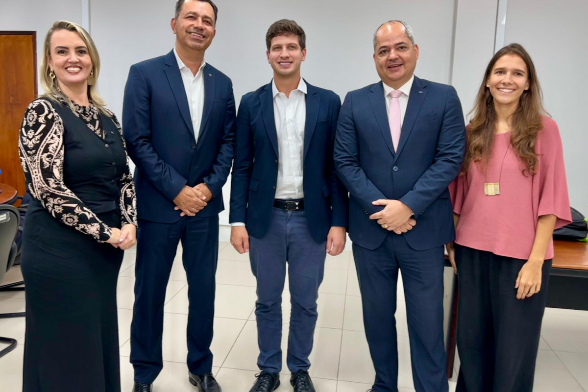 Receita Federal doa mochilas e smartphones a estudantes do Recife que participarão de intercâmbio internacional