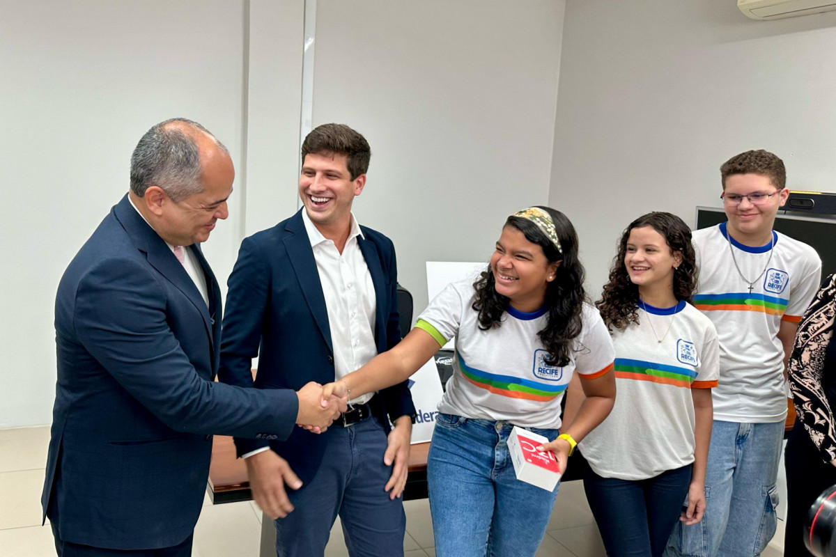 Receita Federal doa mochilas e smartphones a estudantes do Recife que participarão de intercâmbio internacional