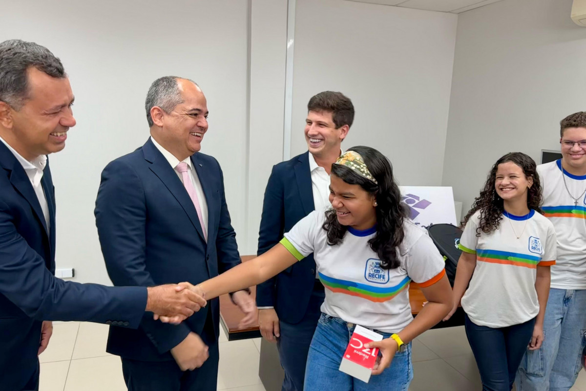 Receita Federal doa mochilas e smartphones a estudantes do Recife que participarão de intercâmbio internacional