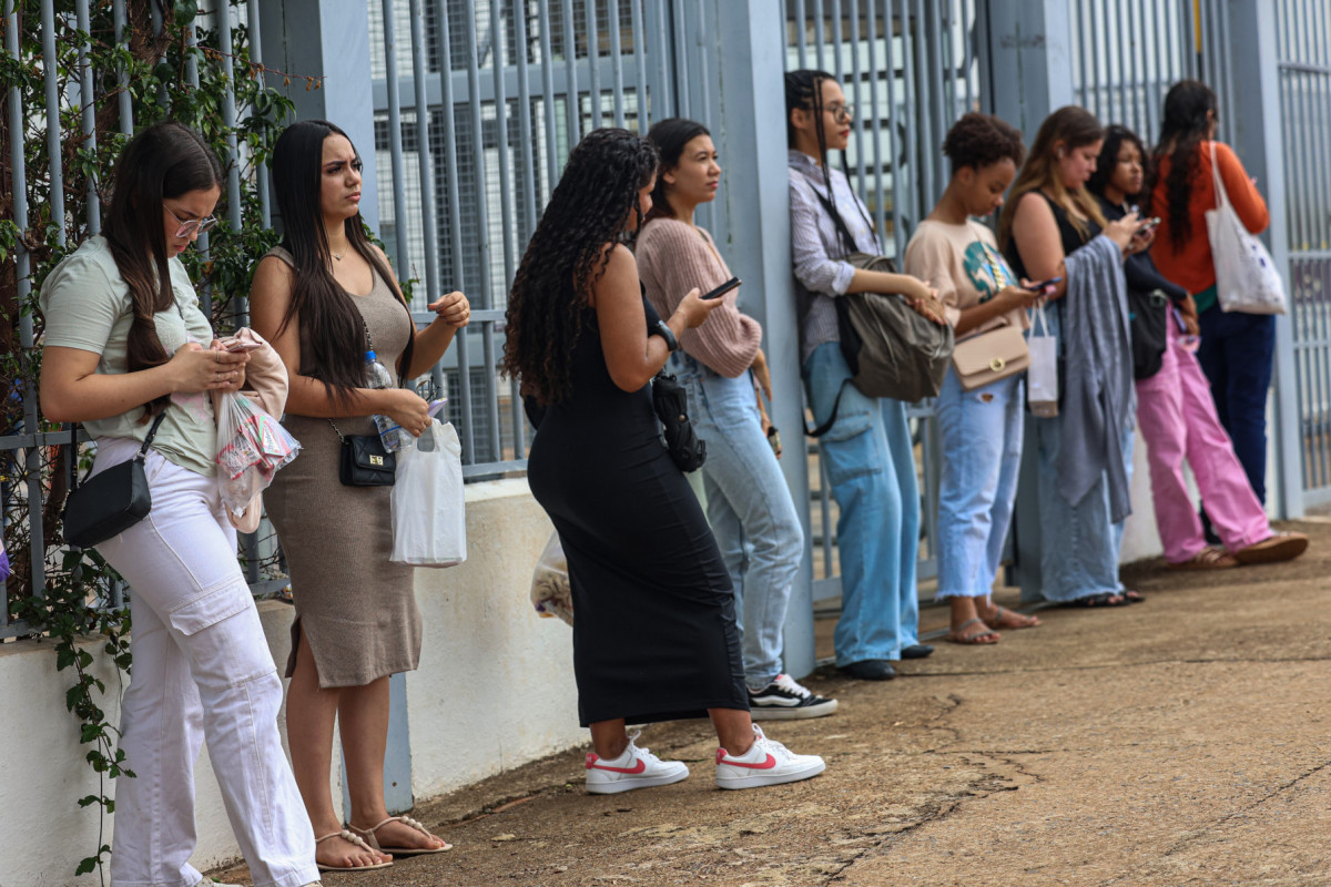Brasília (DF) 10/11/2024 – Segundo dia do Enem: candidatos respondem a 90 questões até 18h30
Candidatos chegaram cedo para evitar surpresas antes da prova
Foto: Jose Cruz/Agência Brasil