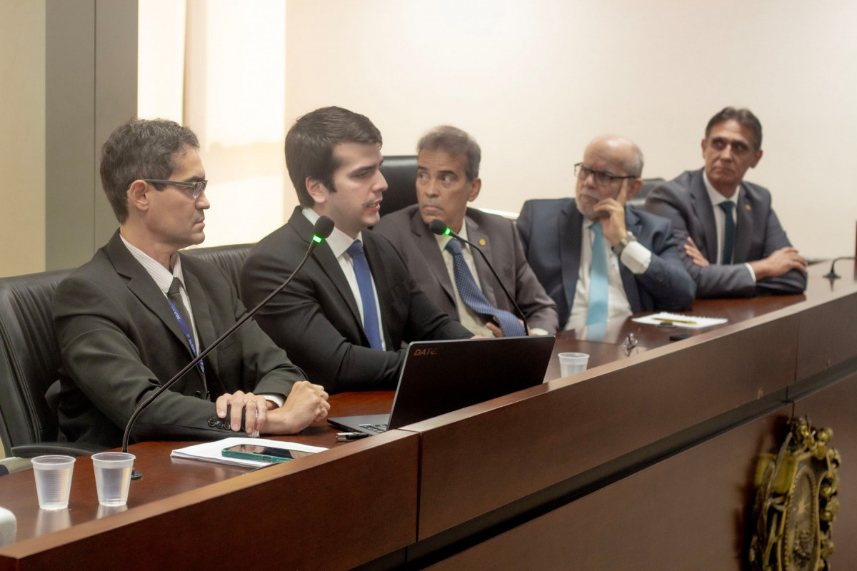 O deputado Antônio Coelho (UB), presidente da Comissão de Finanças, fez a explanação sobre a informações apresentadas.