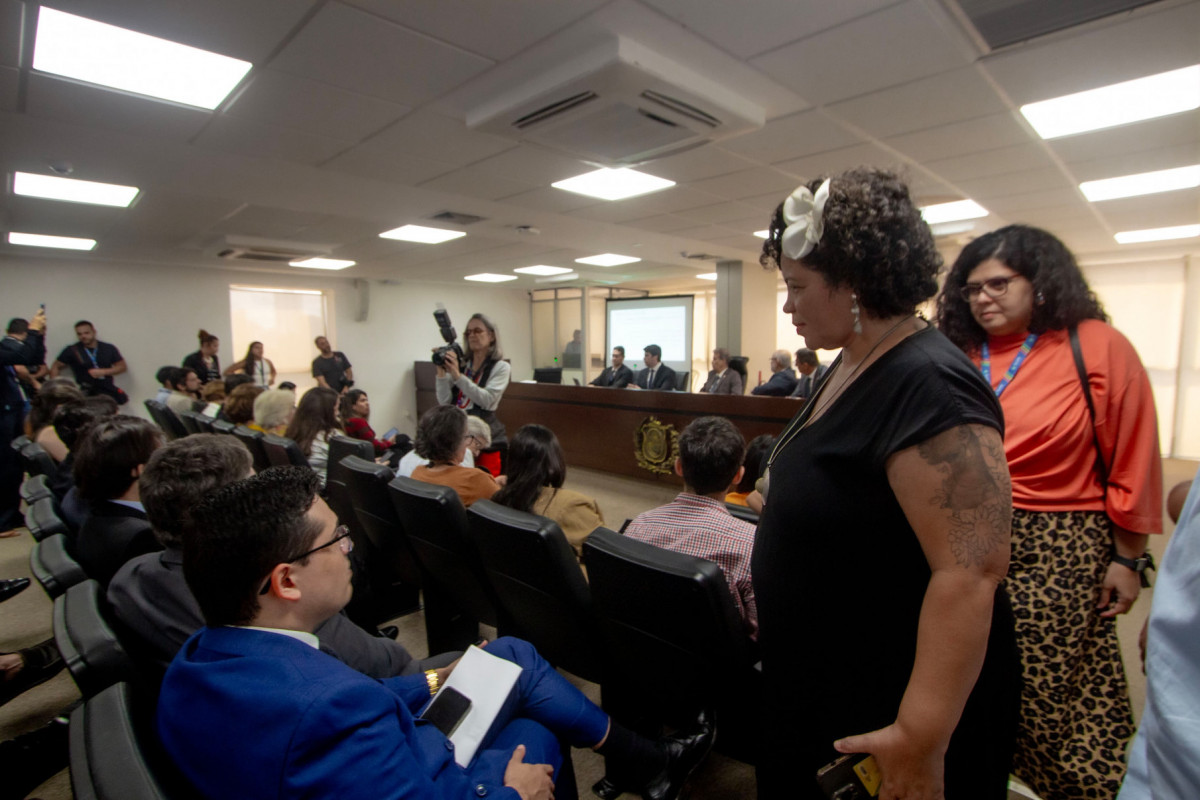 Outros parlamentares da oposição, como a deputada Dani Portela (PSOL), também estiverem presentes.