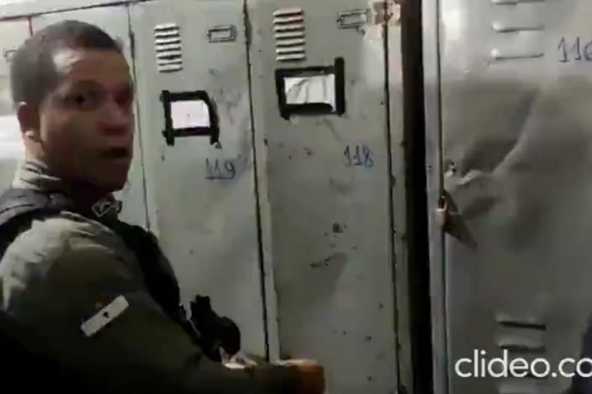Vídeo mostra momento em que operação encontra crack em armário de
batalhão da PM no Recife
(Reprodução de Vídeo) Vídeo mostra momento em que operação encontra crack em armário de
batalhão da PM no Recife
/Reprodução de Vídeo