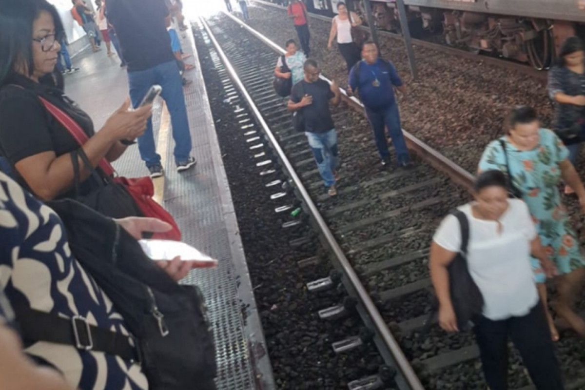 USUÁRIOS DO METRÔ VOLTANDO A PÉ (CORTESIA) USUÁRIOS DO METRÔ VOLTANDO A PÉ/CORTESIA