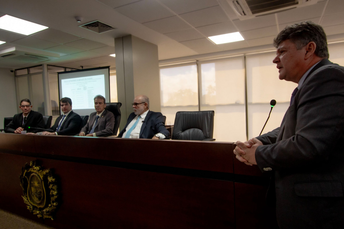 O deputado Sileno Guedes (PSB) participou do debate sobre o interesse de Raquel Lyra contrair o empréstimo de R$1,5 bilhão ainda este ano.
