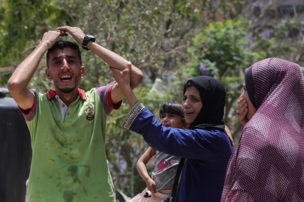 Um jovem palestino lamenta a morte de um parente morto em um ataque israelense no bairro de Saftawi, a oeste de Jabalia, no norte da Faixa de Gaza, em 27 de maio de 2025.