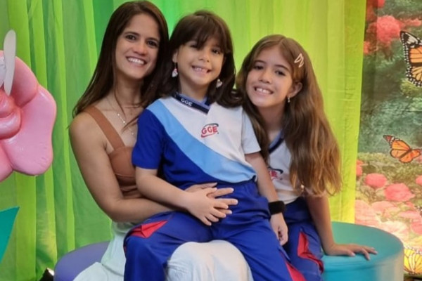Bruna, mãe da Maitê e da Júlia, se surpreende com o progresso das duas desde o seu ingresso no Ensino Bilíngue