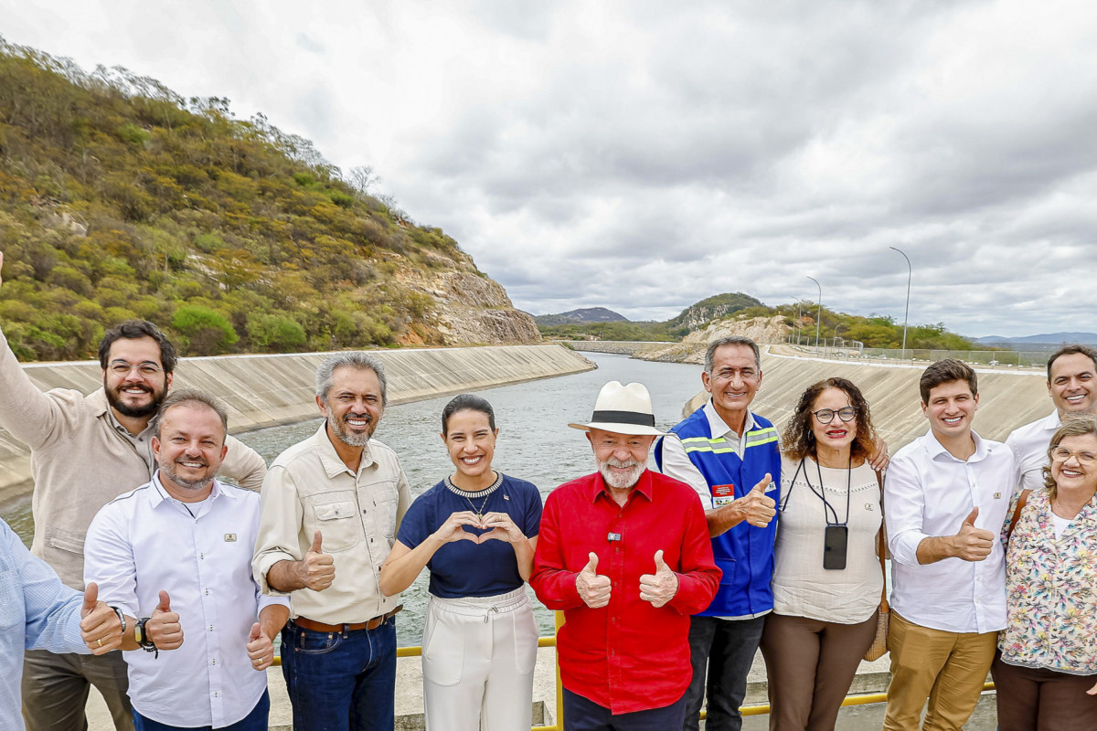 Lula, João Campos e Raquel Lryra durante visita à estação de bombeamento da EBI-3, no Sitio Negreiros, em Salgueiro - PE (RICARDO STUCKERT/PR) Lula, João Campos e Raquel Lryra durante visita à estação de bombeamento da EBI-3, no Sitio Negreiros, em Salgueiro - PE/RICARDO STUCKERT/PR