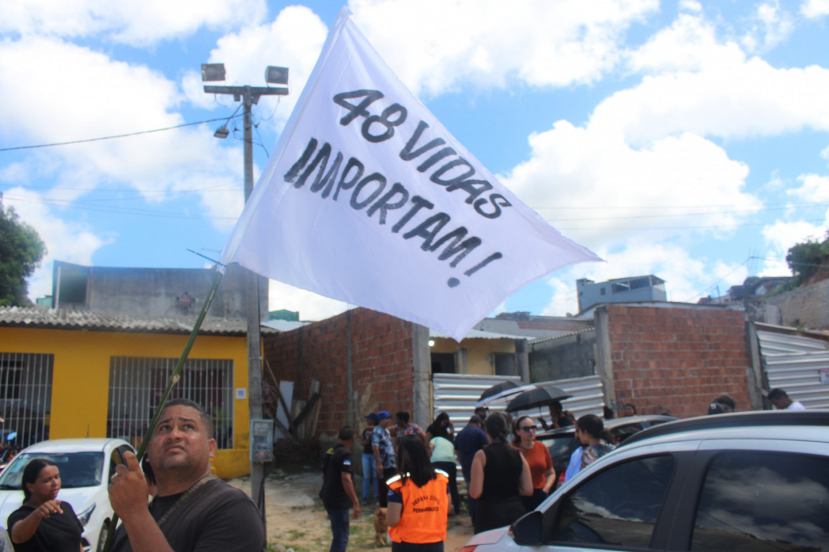 Moradores de Jardim Monteverde fizeram ato para lembrar as 48 mortes (Nivaldo Fran/DP) Moradores de Jardim Monteverde fizeram ato para lembrar as 48 mortes /Nivaldo Fran/DP