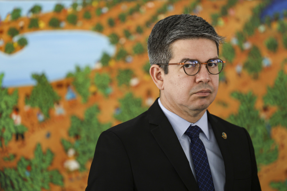 Brasília (DF), 02/09/2024 - O líder do governo do Congresso, senador Randolfe Rodrigues, durante entrevista após reunião com o presidente Luiz Inácio Lula da Silva, no Palácio do Planalto. Foto: Marcelo Camargo/Agência Brasil (Marcelo Camargo/Agência Brasil) Brasília (DF), 02/09/2024 - O líder do governo do Congresso, senador Randolfe Rodrigues, durante entrevista após reunião com o presidente Luiz Inácio Lula da Silva, no Palácio do Planalto. Foto: Marcelo Camargo/Agência Brasil/Marcelo Camargo/Agência Brasil