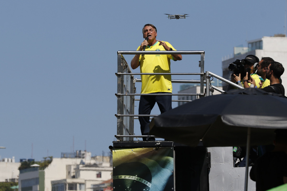 
O ex-presidente Jair Bolsonaro em manifestação política na orla de Copacabana