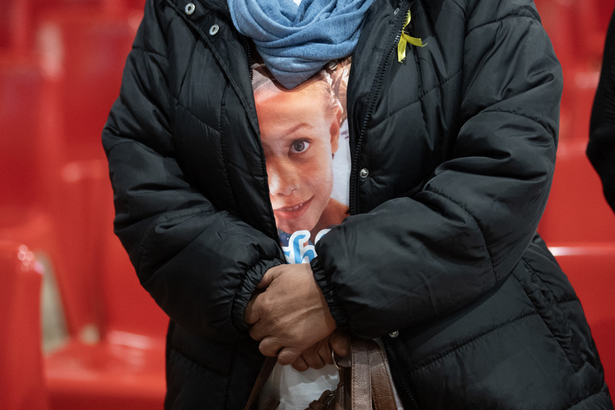 Um membro do público veste uma camisa com a foto da criança desaparecida Joshlin Smith no tribunal em Saldanha Bay em 29 de maio de 2025, onde Raquel 