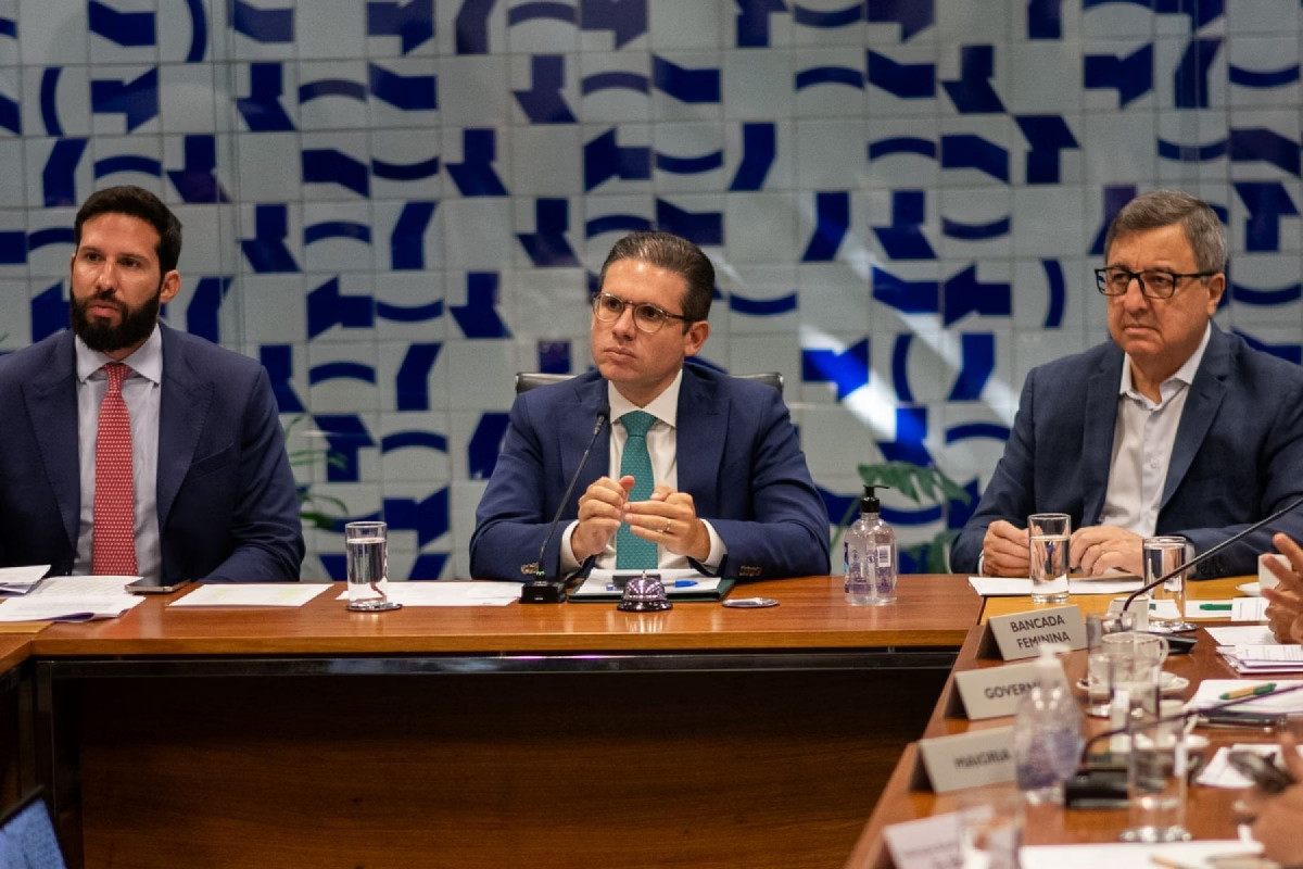 Hugo Motta participa de reunião com os líderes partidários