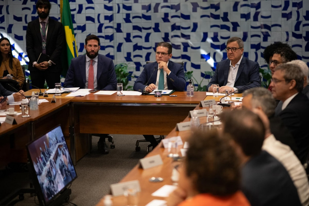 Hugo Motta participa de reunião com os líderes partidários