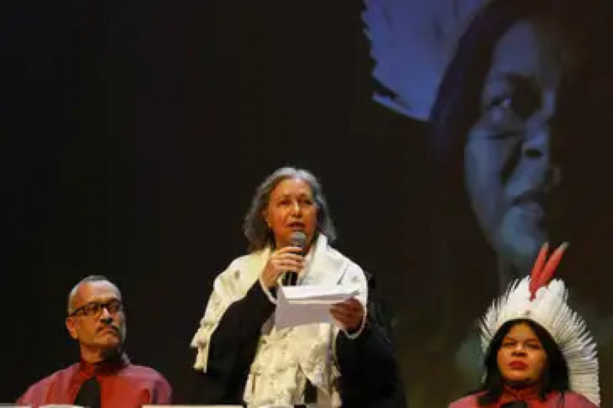 Reitora da Uerj, Gulnar Azevedo e Silva, discursa durante entrega de título à ministra dos povos indígenas, Sonia Guajajara