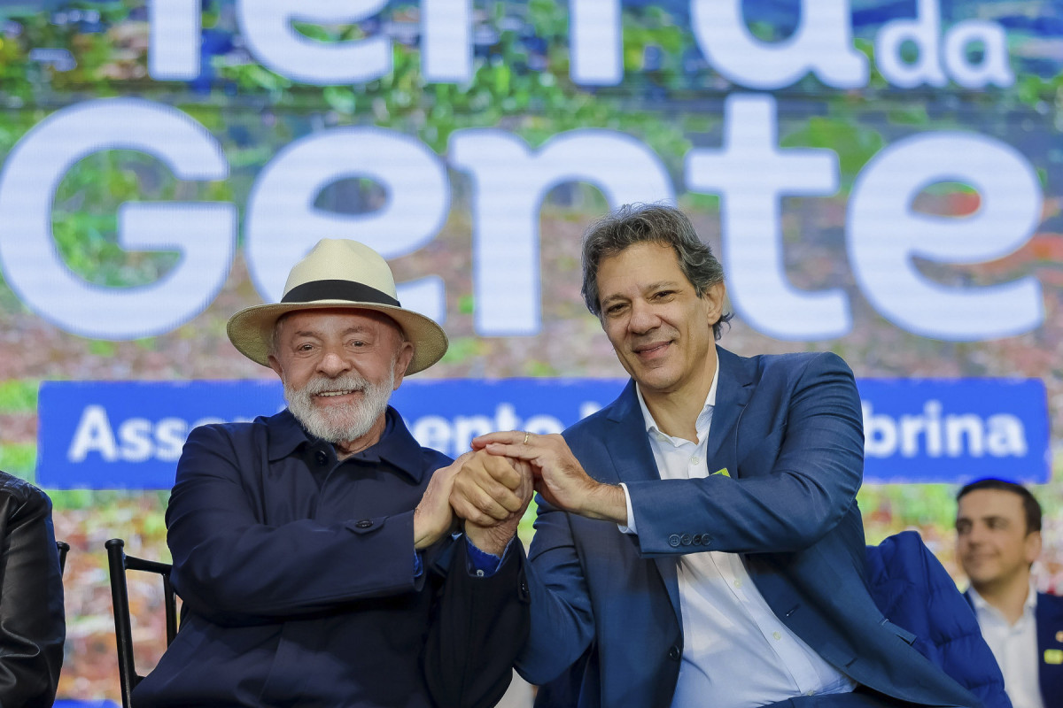 Presidente da República, Luiz Inácio Lula da Silva, e ministro da Fazenda, Fernando Haddad, durante cerimônia de entregas do Programa Terra da Gente no estado do Paraná. Ortigueira - PR
?Foto: Ricardo Stuckert / PR??Foto: Ricardo Stuckert / PR