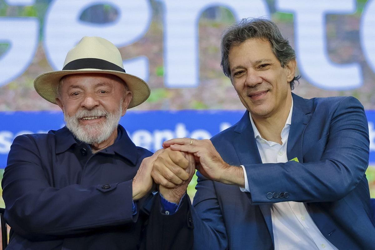 Presidente da República, Luiz Inácio Lula da Silva, e ministro da Fazenda, Fernando Haddad, durante cerimônia de entregas do Programa Terra da Gente no estado do Paraná. Ortigueira - PR
?Foto: Ricardo Stuckert / PR??Foto: Ricardo Stuckert / PR (Ricardo Stuckert / PR) Presidente da República, Luiz Inácio Lula da Silva, e ministro da Fazenda, Fernando Haddad, durante cerimônia de entregas do Programa Terra da Gente no estado do Paraná. Ortigueira - PR
?Foto: Ricardo Stuckert / PR??Foto: Ricardo Stuckert / PR/Ricardo Stuckert / PR