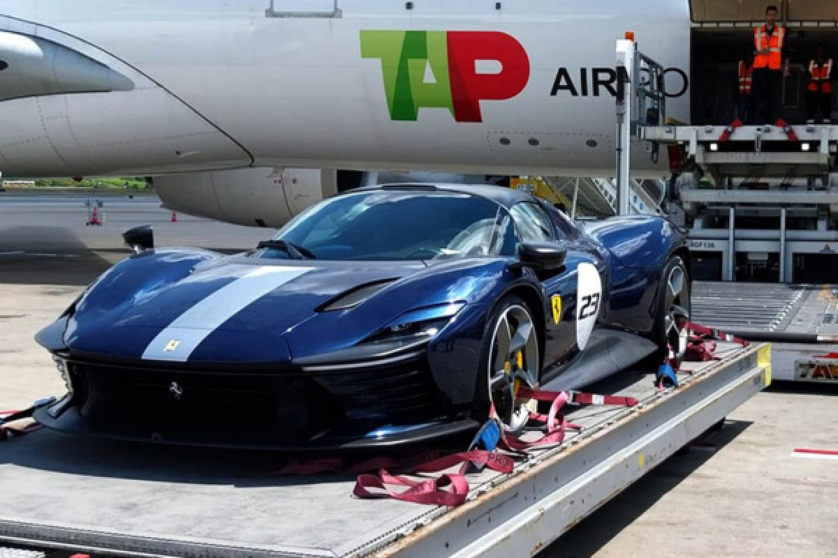 Avaliada em R$ 12 milhões, Ferrari de edição limitada chega ao Recife em voo fretado (Foto: Reprodução via kiosquedaaviacao.pt) Avaliada em R$ 12 milhões, Ferrari de edição limitada chega ao Recife em voo fretado/Foto: Reprodução via kiosquedaaviacao.pt