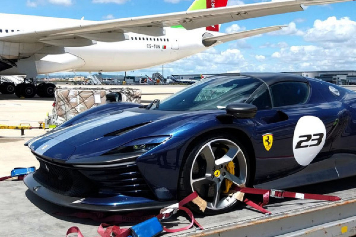 Avaliada em R$ 12 milhões, Ferrari de edição limitada chega ao Recife em voo fretado