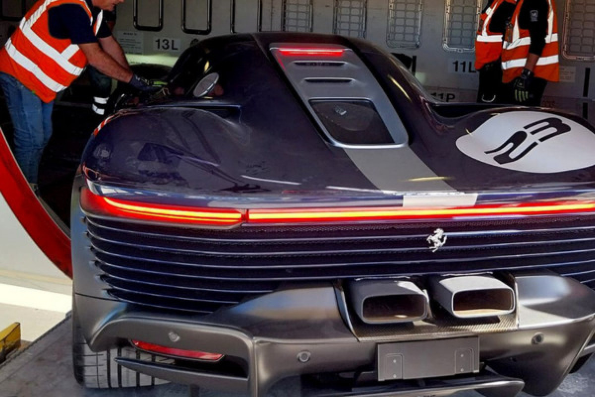 Avaliada em R$ 12 milhões, Ferrari de edição limitada chega ao Recife em voo fretado