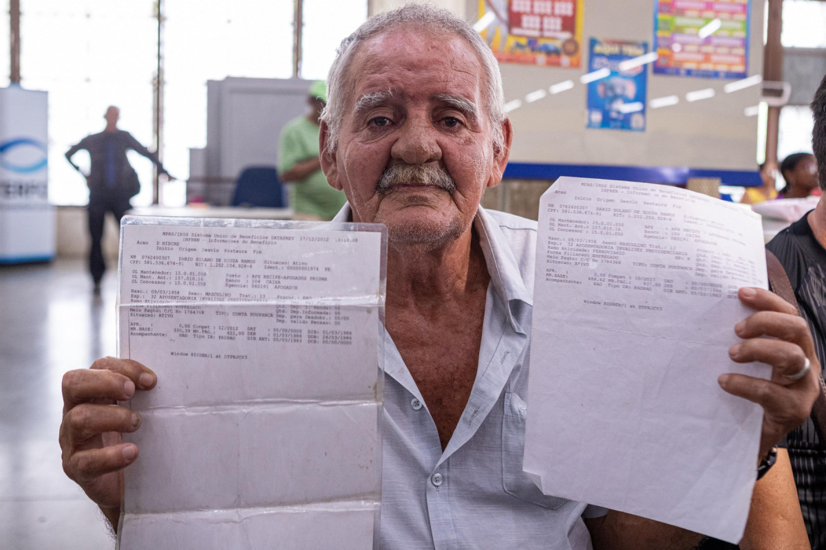 O aposentado Dario Solano, 79, buscou os Correios para atendimento presencial após perceber descontos indevidos e não conseguir contatar o INSS pelo telefone