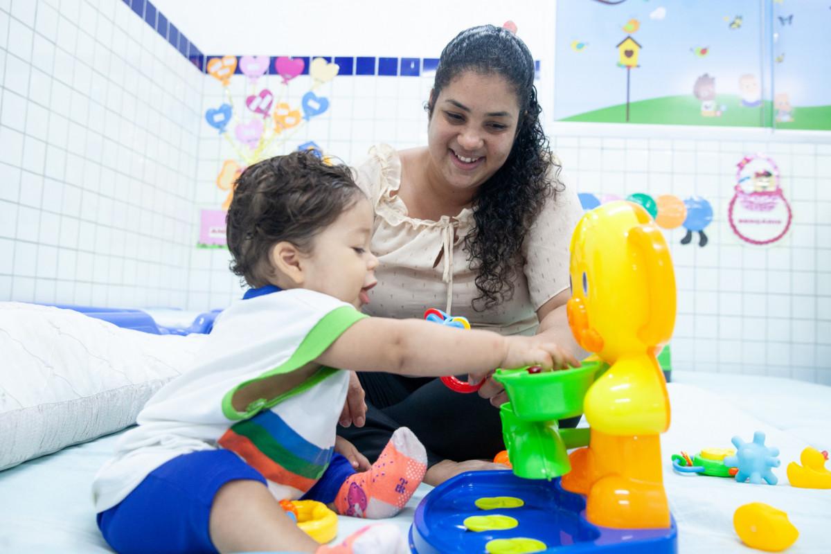 Jéssica Grécia e seu filho são um dos beneficiados pelos serviços das creches da capital (Foto: Sandy James/DP Foto) Jéssica Grécia e seu filho são um dos beneficiados pelos serviços das creches da capital/Foto: Sandy James/DP Foto