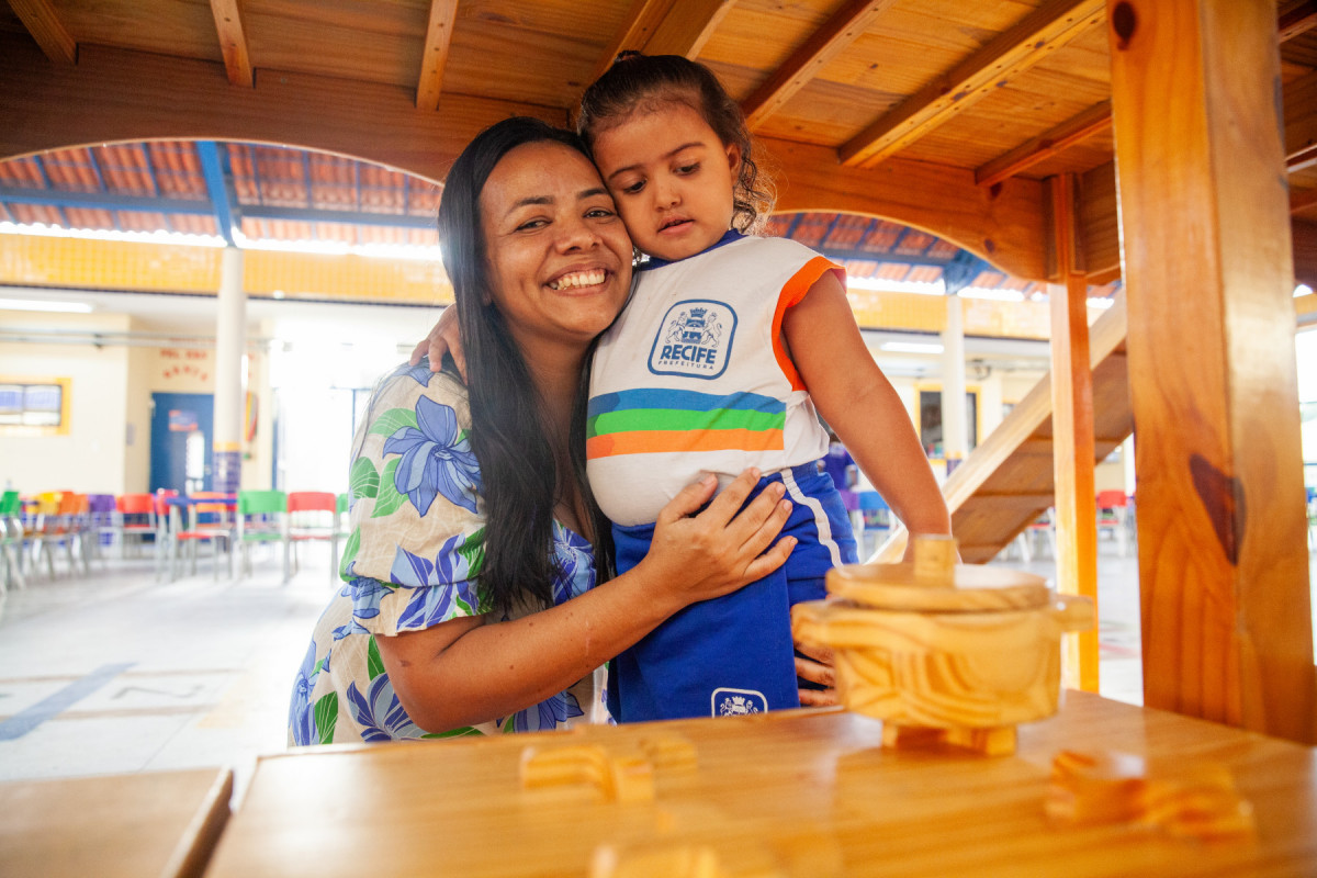 Mães recebem apoio das creches nos cuidados com os filhos e voltam a realizar seus sonhos em outras áreas da vida