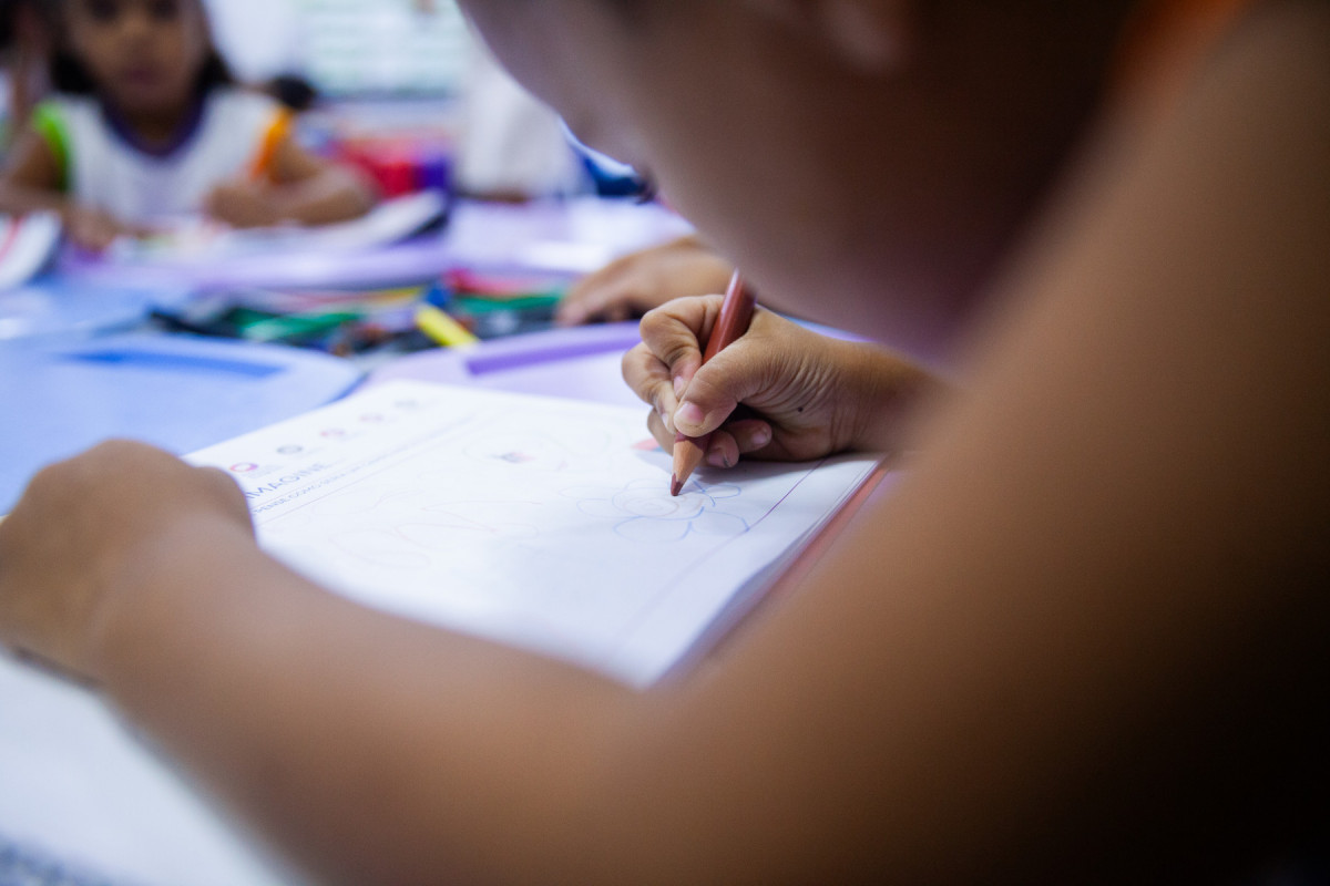 crianças aprendem a ler e escrever suas primeiras palavras