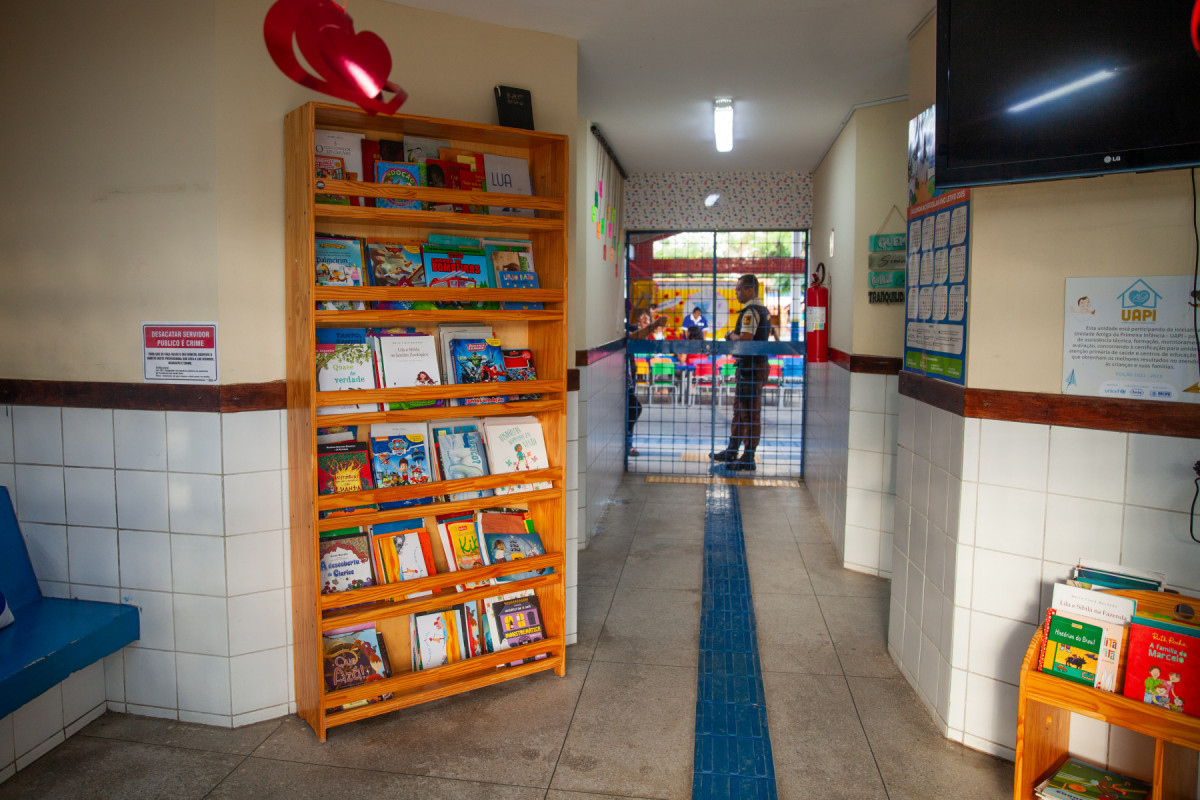 Crianças têm contatos com jogos e livros estimulantes