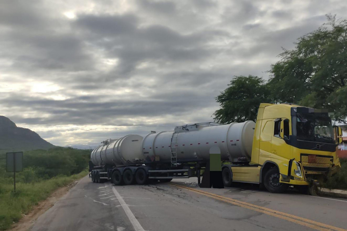 Motorista da carreta foi autuado.