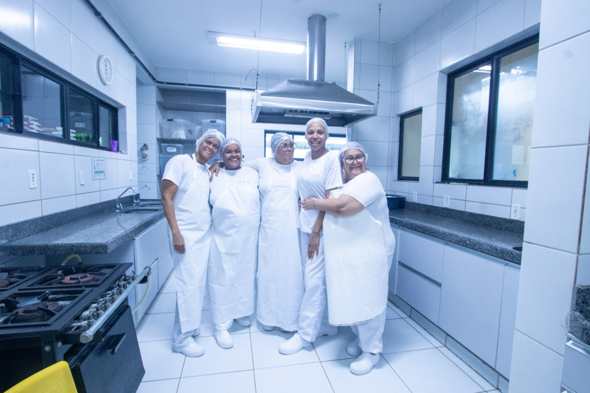 Profissionais experientes fazem alimentação das crianças com base em orientação de nutricionistas 