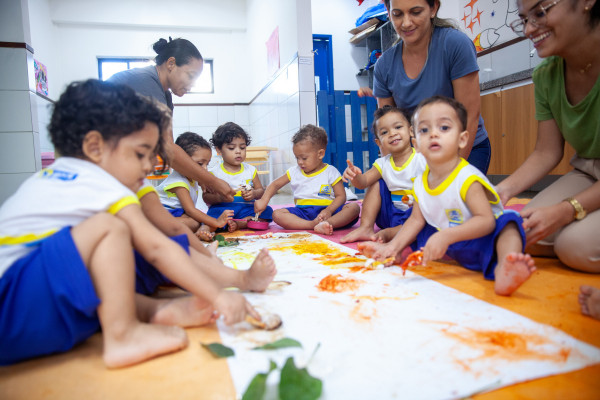 Crianças passam o dia na creche com apoio de profissionais da educação que aplicam metodologias direcionadas de aprendizado