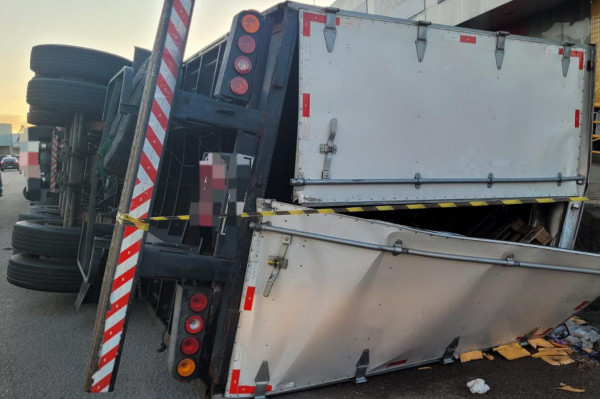 Motorista do caminhão não se feriu.