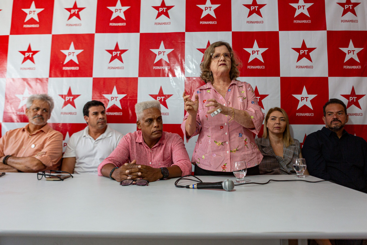 Recife, PE, 02/06/2025 - COLETIVA PT - Na manhã desta segunda-feira(02), ocorreu uma coletiva na sede do PT do Recife, no bairro de Santo Amaro, região central. Na coletiva estavam presentes, a senadora, Teresa Leitão, o deputado Carlos Veras, o vereador, Cirilo Mota e Osmar Ricardo.