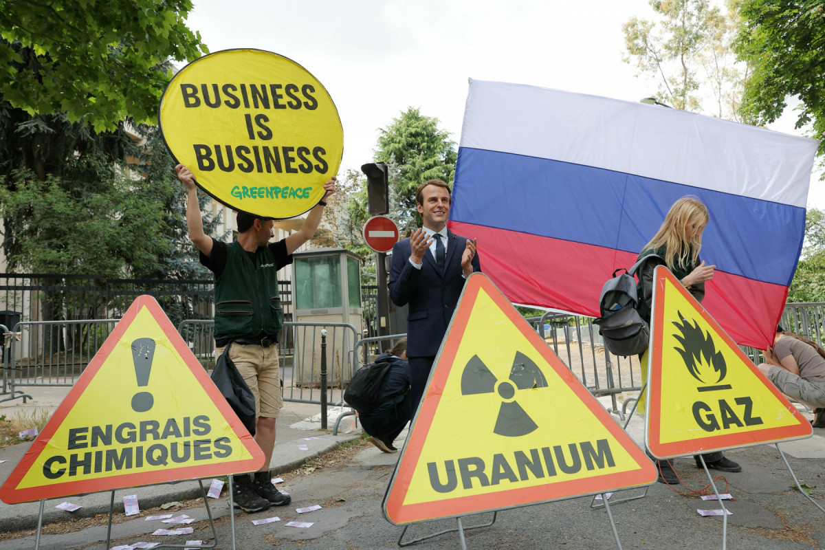 Ativistas do Greenpeace roubam estátua de cera de Macron para protestar contra a embaixada russa em Paris (Thomas SAMSON / AFP) Ativistas do Greenpeace roubam estátua de cera de Macron para protestar contra a embaixada russa em Paris/Thomas SAMSON / AFP