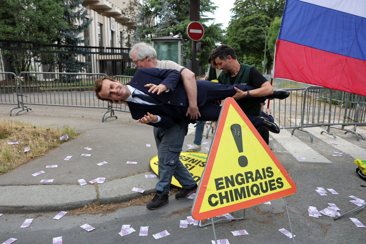 Ativistas do Greenpeace roubam estátua de cera de Macron para protestar contra a embaixada russa em Paris