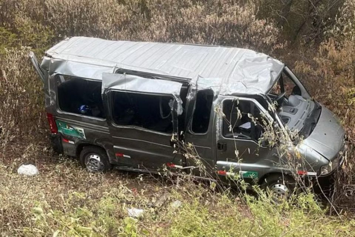 Sinistro envolvendo van na BR-116, em Santa Maria da Boa Vista (PE), deixa uma pessoa morta e seis feridas. (/Reprodução/Rede social) Sinistro envolvendo van na BR-116, em Santa Maria da Boa Vista (PE), deixa uma pessoa morta e seis feridas.//Reprodução/Rede social