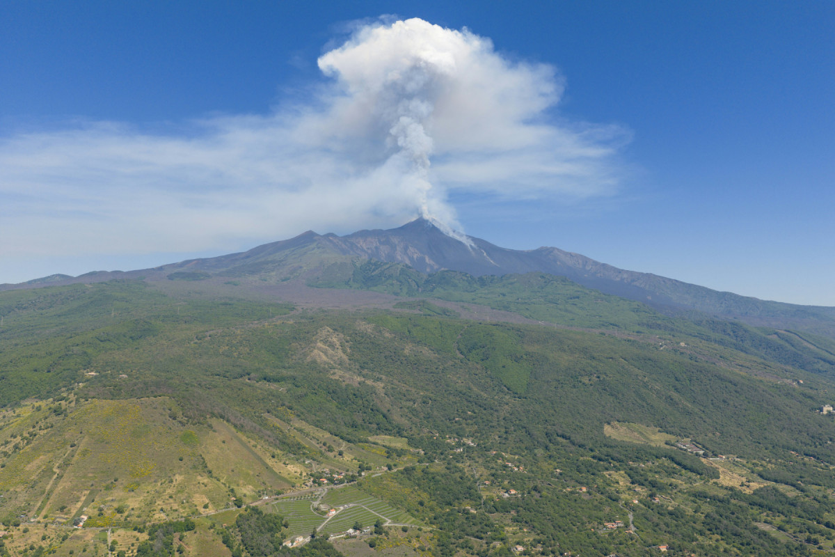 Fumaça sobe da cratera do vulcão Etna enquanto ele entra em erupção, no Monte Etna