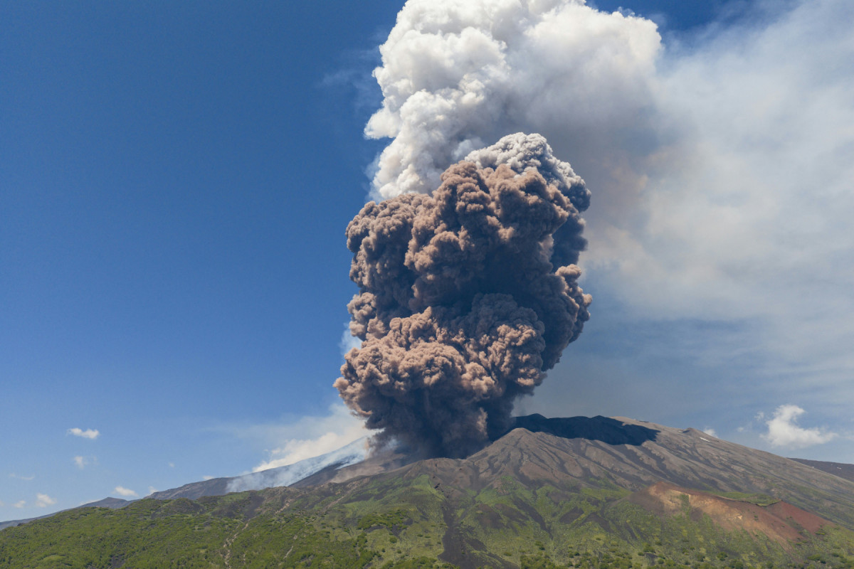 Fumaça sobe da cratera do vulcão Etna enquanto ele entra em erupção, no Monte Etna/Giuseppe Distefano/AFP