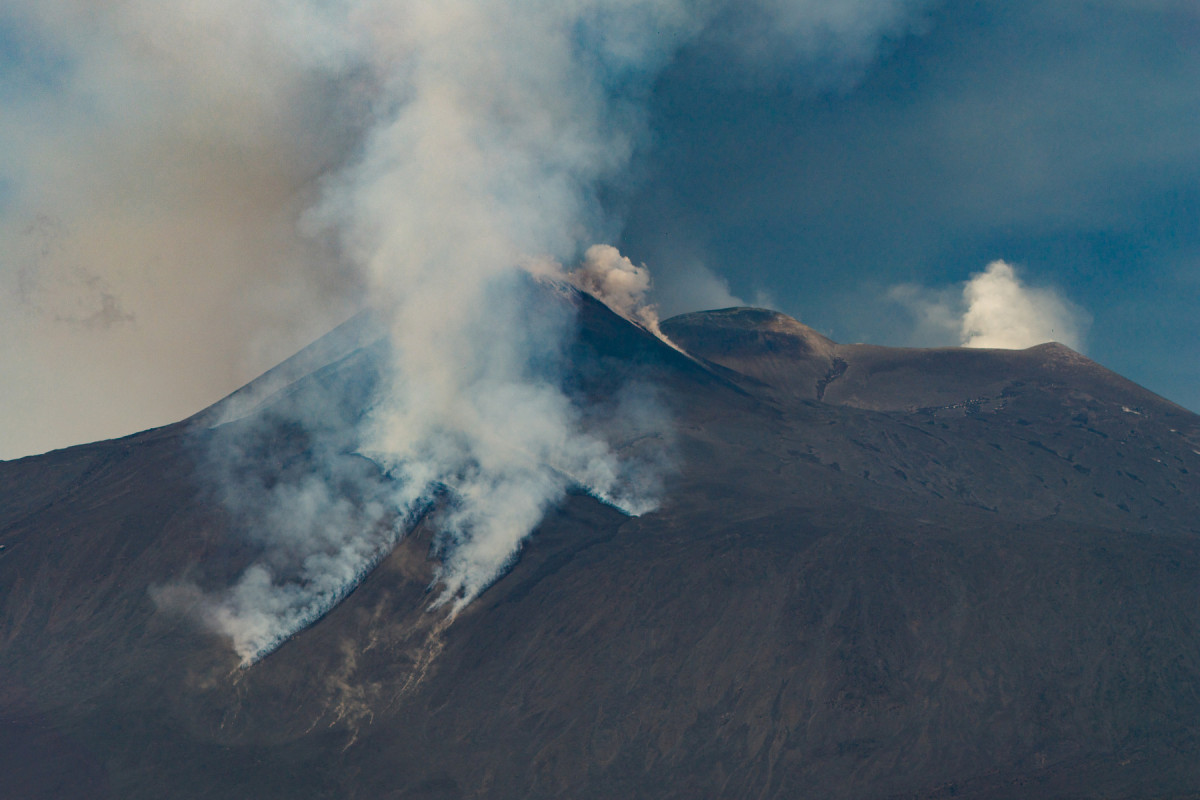 Fumaça sobe da cratera do vulcão Etna enquanto ele entra em erupção, no Monte Etna