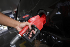 Petrobras vai reduzir preço da gasolina para distribuidoras a partir desta terça (3)