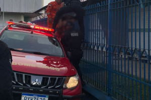 Ela foi resgatada apenas na manhã desta segunda (2), após passar horas presa às grades